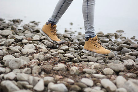 stride (strode, stridden)